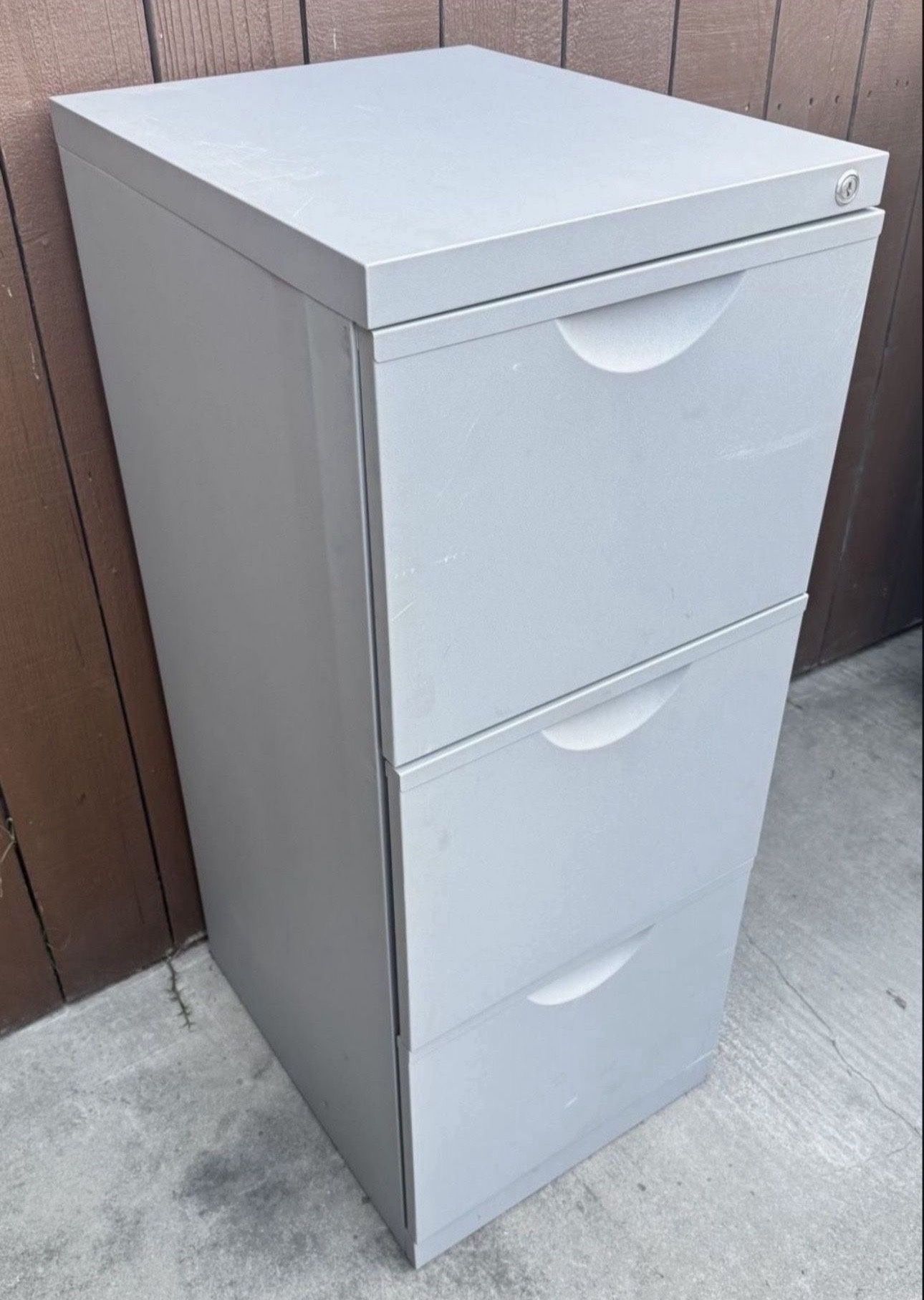 Filing Cabinet - Gray / Locking / Size19 3/5x16 1/8x40 7/8