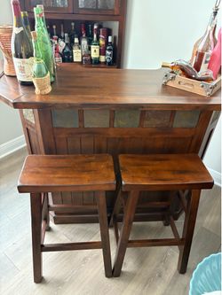 Bar with 2 stools