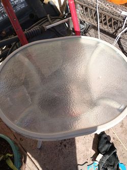 mesita  De  vidrio  Va  incluida la Sábila Por $20