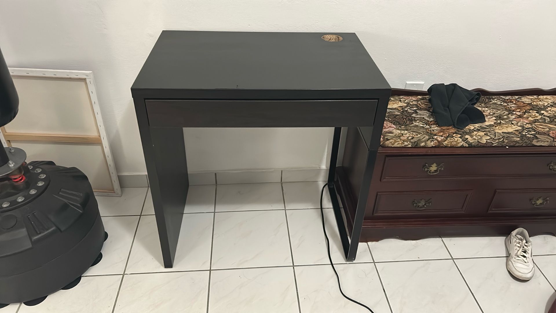 Desk. Ikea desk (escritorio)