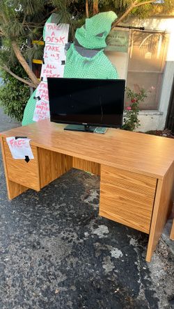 Free desk. Free tv