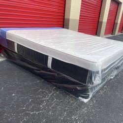 12In Queen Size Plush Pillowtop Mattress And Box Spring 