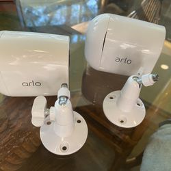 2 Arlo Essentials Wireless WiFi Indoor/Outdoor Cameras Camera W/stands 