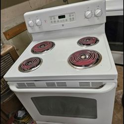 GENERAL ELECTRIC ELECTRIC STOVE GOOD CONDITION EVERYTHING WORKS GOOD DELIVERY AVAILABLE FOR EXTRA FEE 