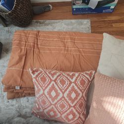 Full/queen Comforter And Pillows