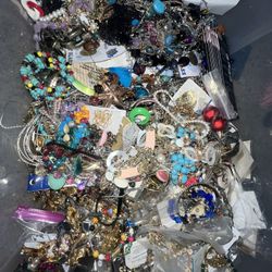 VINTAGE/COSTUME JEWELRY approximately 40 LBS