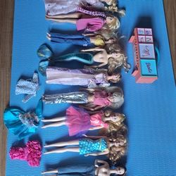 Lot Vintage Barbies With Some Accessories 
