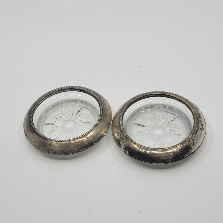 Vintage set of 2 Frank M. Whiting & Co. Sterling Silver Starburst Glass 
Coasters.  Pre-owned, good shape, no chips or tracks. Diameter 4". 
Weight 8o