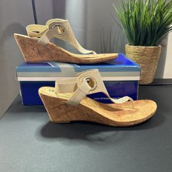 Women’s Gold Wedge Sandals 10