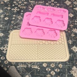 Doggy Lick Mat And Treat Mold