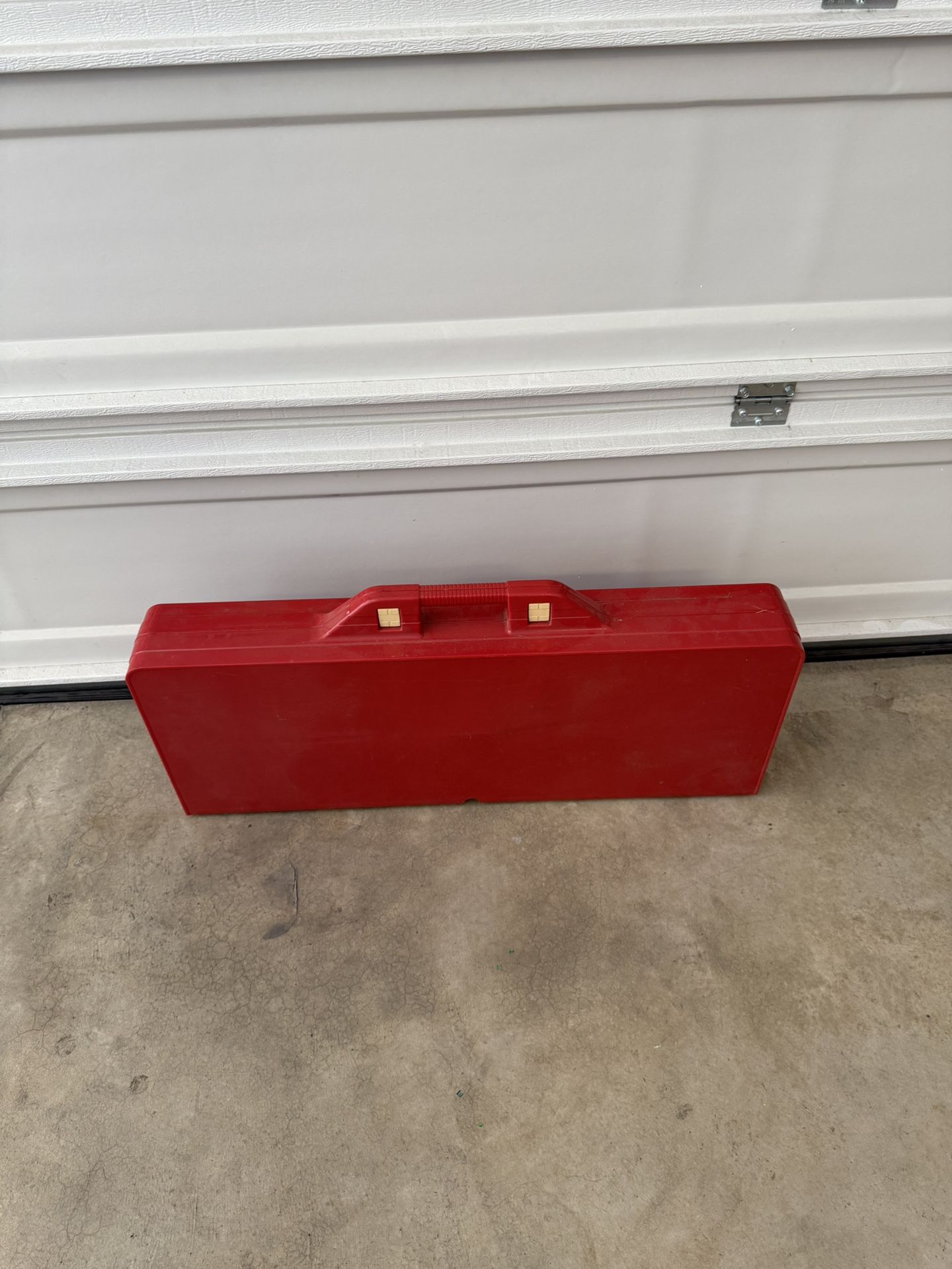 Foldable mobile table/bench.