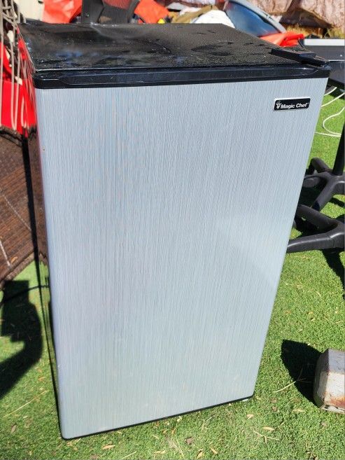 Magic Chef Mini Fridge 32x19.25x17.75" -- TESTED WORKS!!