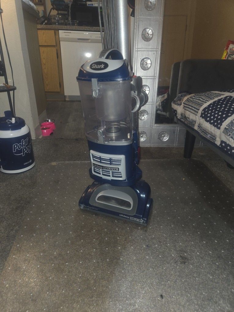 Shark Lift Away Deluxe  Navagater 