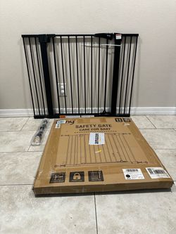 Extra Wide Pet Gate / Safety Gate - Fits Openings 30” - 43.5”
