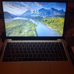 BRAND NEW SILBER NOTEBOOK LABTOP