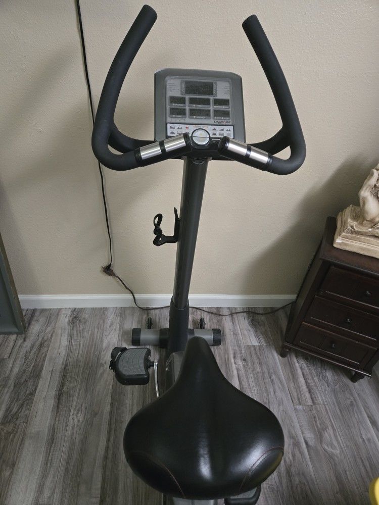 Life CORE 1050 UBS Upright Exercise Bike