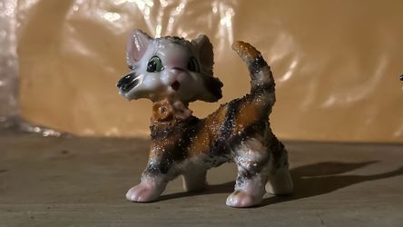 vintage mid-century anthropomorphic calico kitten ceramic figurine trio.
