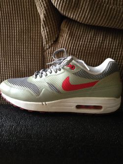 NIKE women's AIR Max 1 size 9