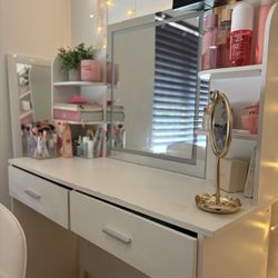 Vanity Desk With Mirrored Lights