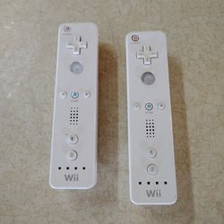 2 Original Nintendo WII Remotes Controllers With Batteries