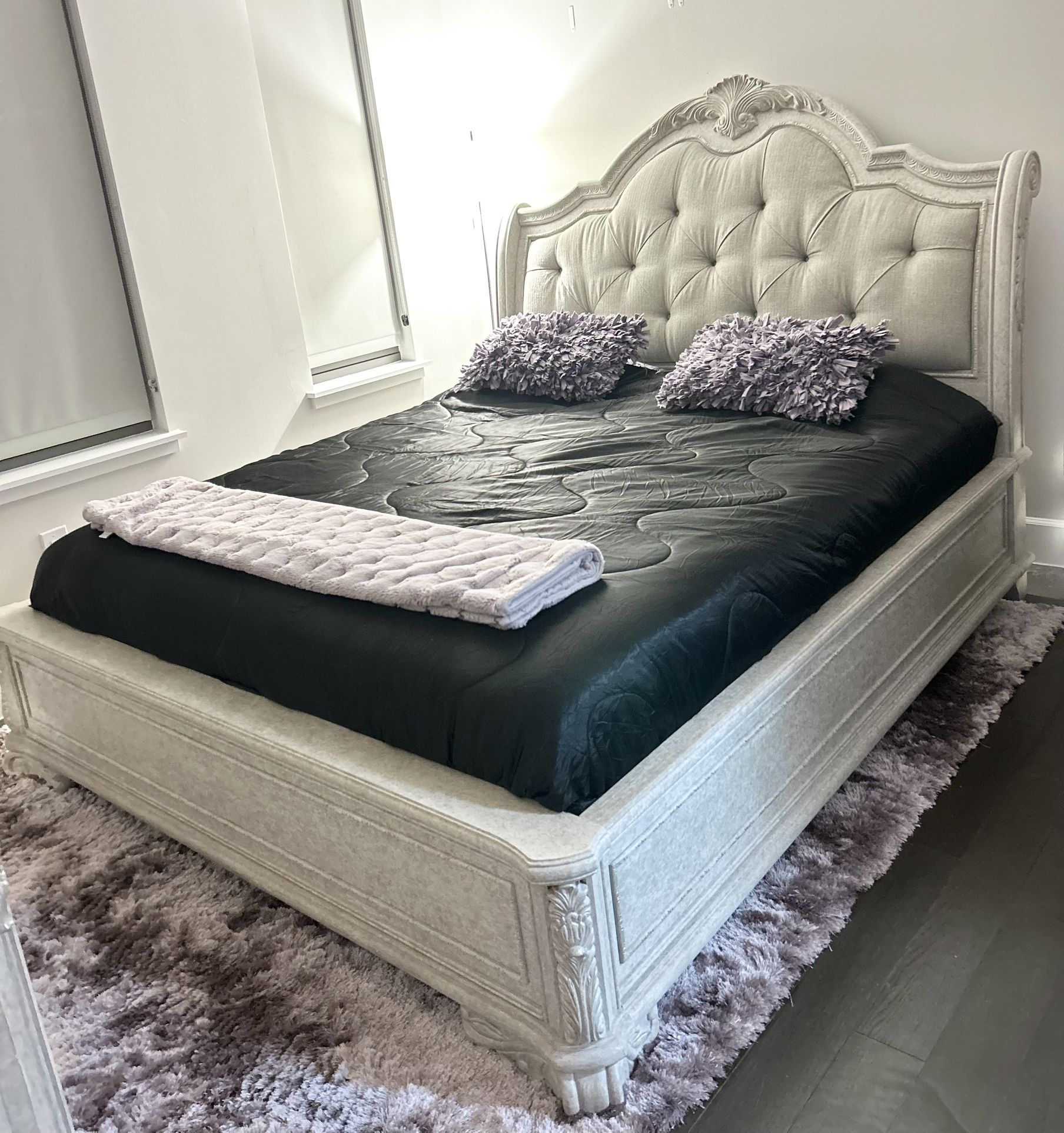 King size bedroom Set ( Mattress Not Included) 