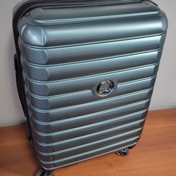 Delsey Paris GREEN Carry-On 22” Suitcase Spinner Hardside Luggage Maleta Verde