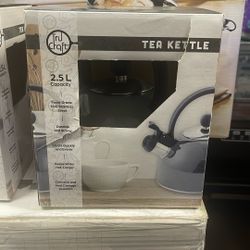 New In Box Tea Kettle 2.5 L Capacity 