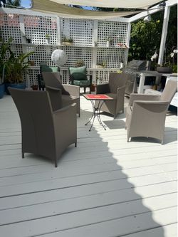 Free chairs and table Miami Beach 33140