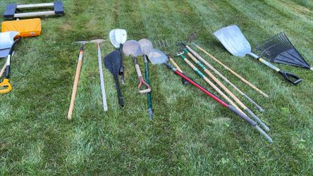 Assorted Gardening Shovels Hoes And Edgers