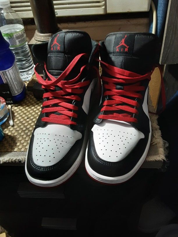 Jordan 1s Red Blk And White Sz 11