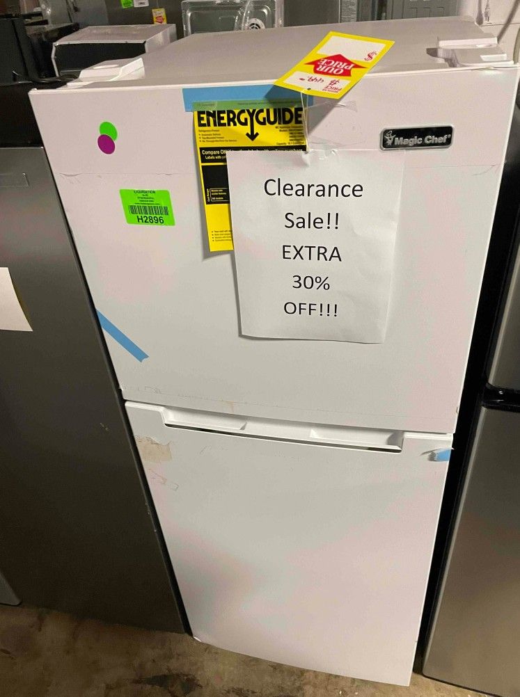 MAGIC CHEF HMDRWE 10.1 cu. ft. Top Freezer Refrigerator O85