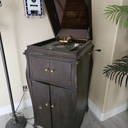 Working Victorola Talking Machine 