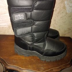 WFS Moon Boots W/M Size 8