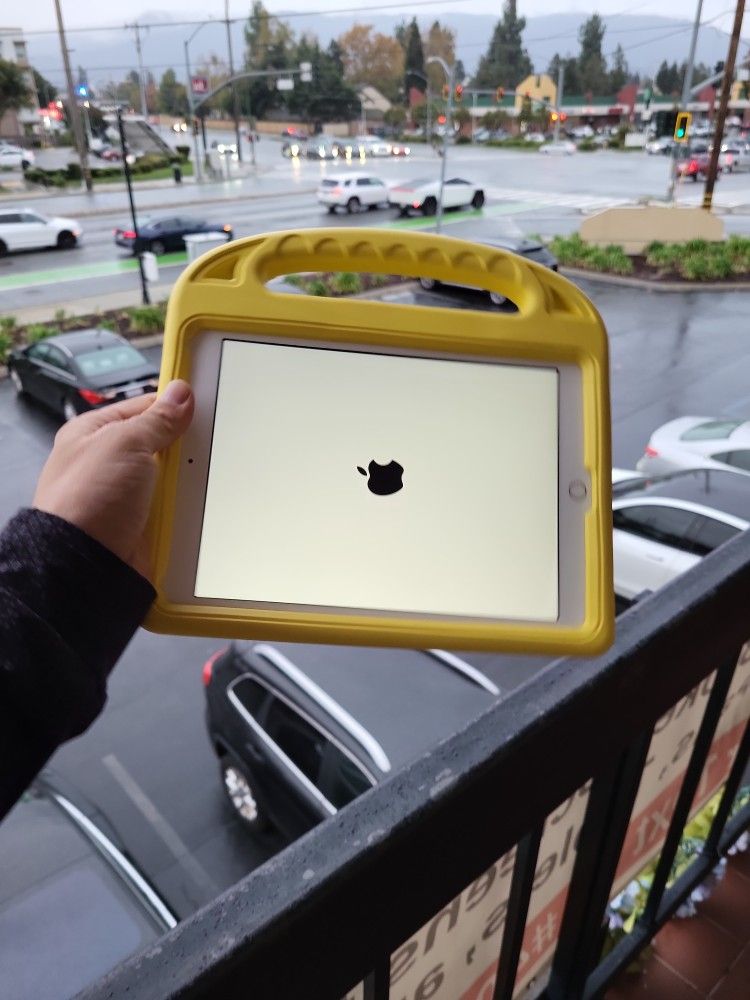 Apple Ipad 6th 32GB Wi-Fi Only