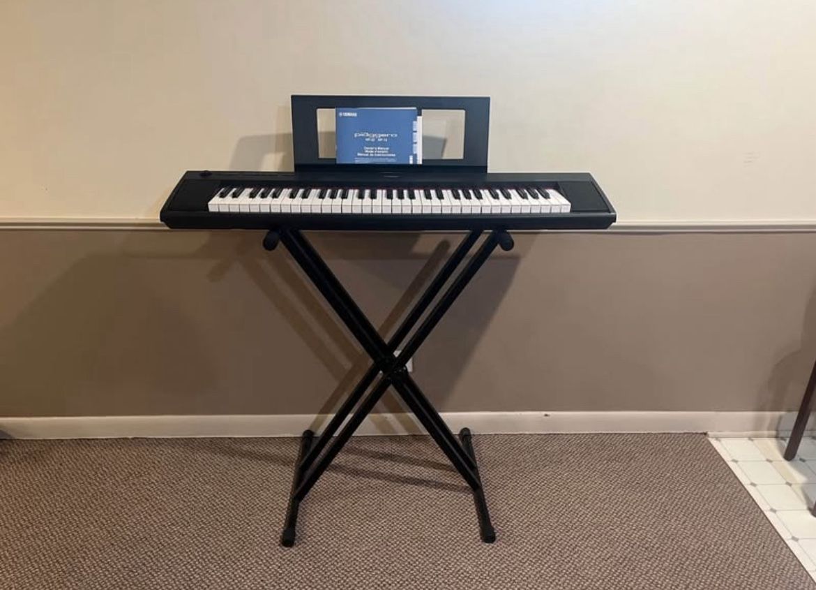 Yamaha Piaggero NP-12 61 Key Portable Keyboard with stand