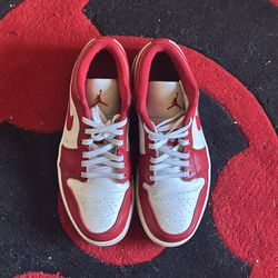 Air Jordan 1 Low Summit White/ Varsity Red Lightly Used Size 8.5 Men’s