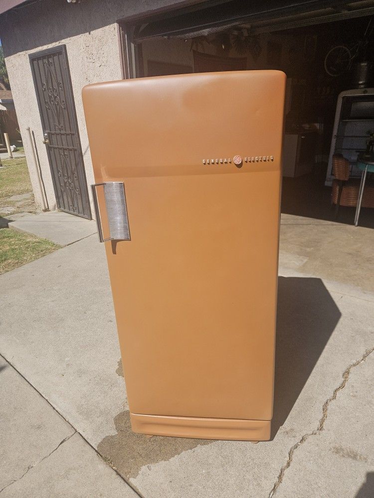1950s Mid Century Modern Atomic Refrigerator Works Great And Great Condition!