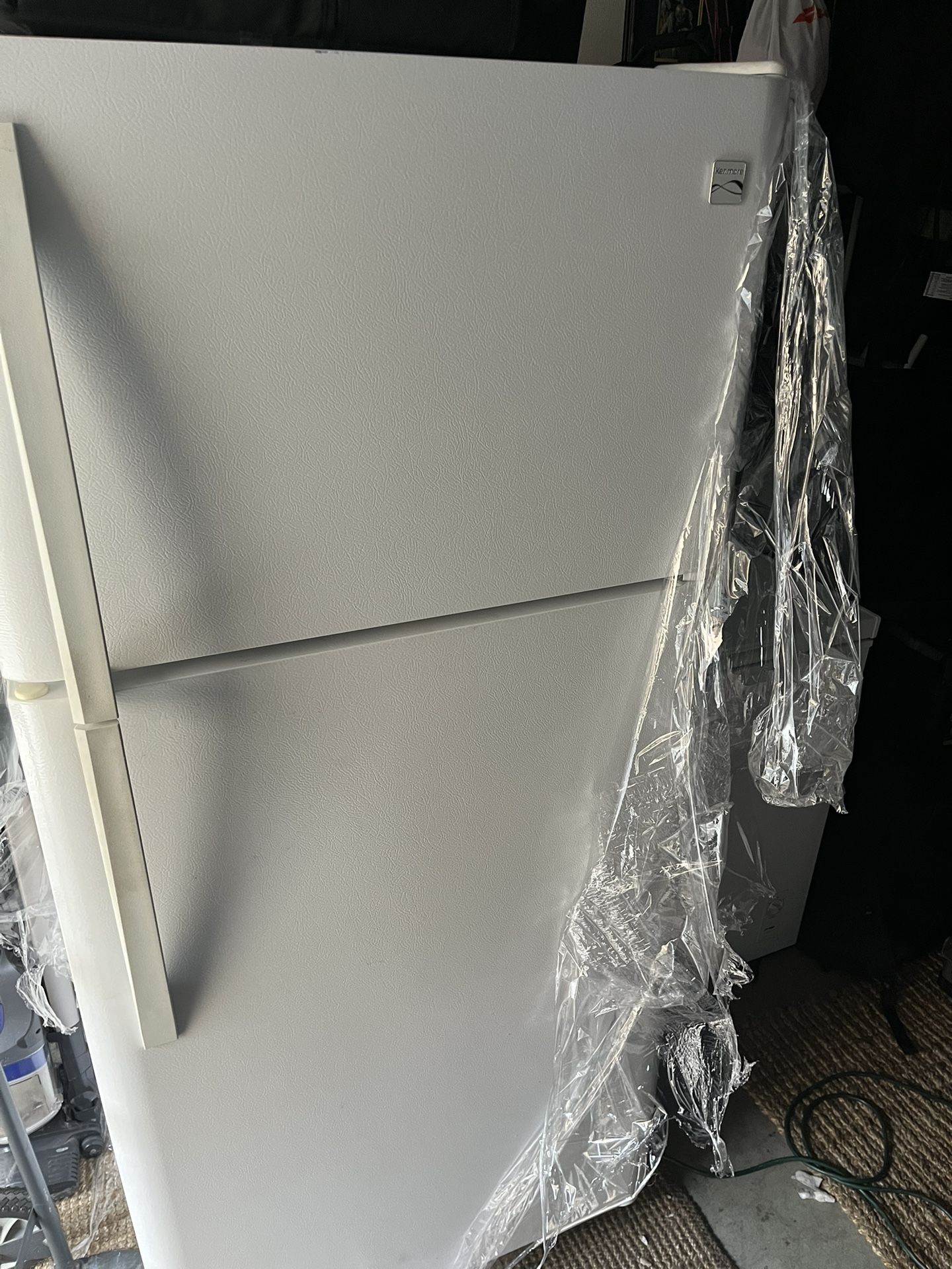 Kenmore Top-Freezer Refrigerator – Clean & Reliable – $200