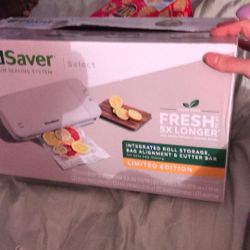 High-End Vacuum Sealer. Comes With Extra Bags. Read Description.