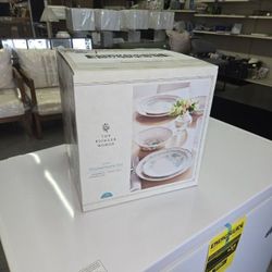 The Pioneer Woman Agatha 12-Piece Stoneware Dinnerware Set, Green