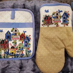 New and Never Used!!  Country Feel in this Set of Spirited Potholders!!