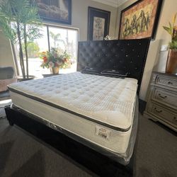 King Bed Frame 🎈🎈🎈