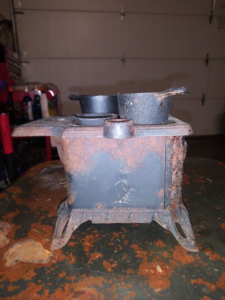 Vintage Queen Miniature Cast Iron Stove With Pots for Sale in Victorville,  CA - OfferUp