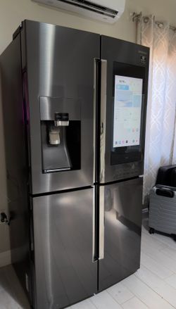 Samsung - 36 in. Wide Family Hub 22 Cu. Ft. refrigerator