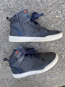 Size 6Y - Gray Sneakers - Zipper on the sides