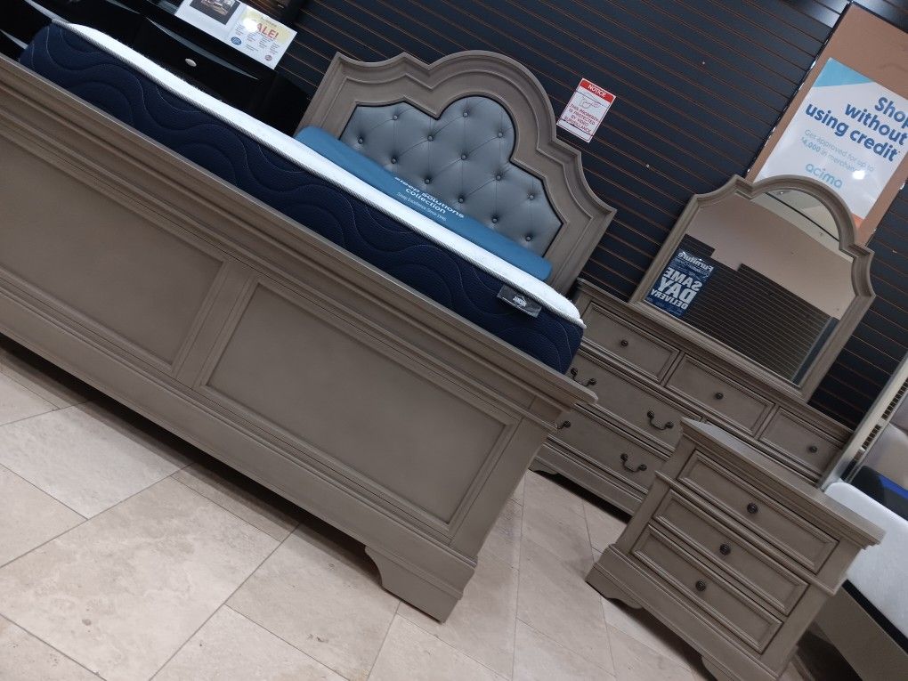 *Weekend Special!!!*---Charming Frisco Queen/King Bedroom Sets---From $899!!!---Delivery And Financing👌