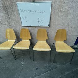 Set of 4 stackable chairs. 4 Sillas se ensamblan 
