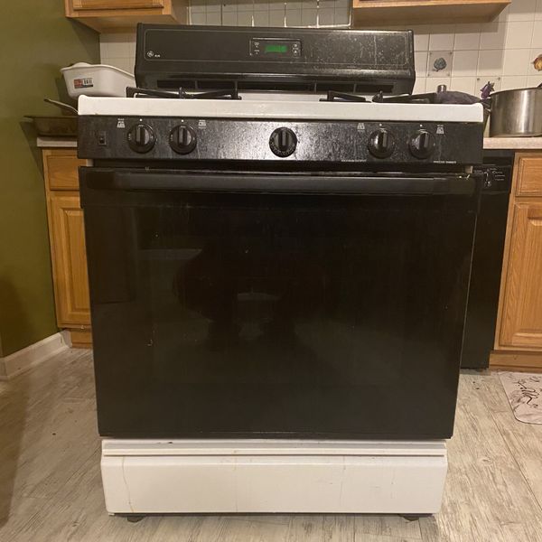 GE XL44 Black And White 30in Gas Stove for Sale in Des Plaines, IL