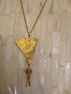 Vintage gold tone pendant necklace