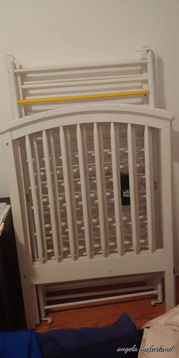 Baby crib that turns into a day bed